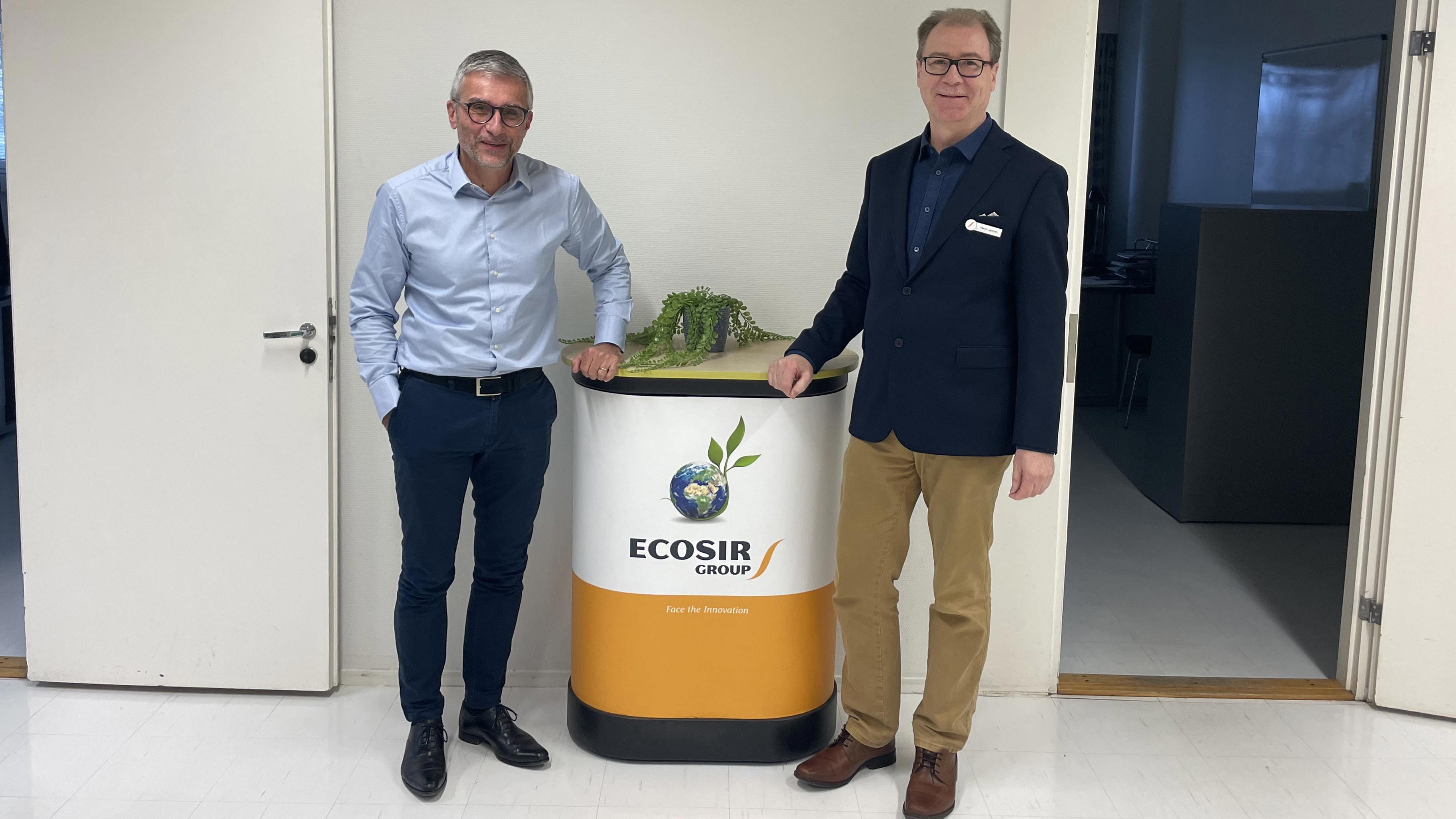 Christophe Vergne, Head of EMEA, Sales and Services of Swisslog Healthcare and Mauri Leponen, CEO of Ecosir